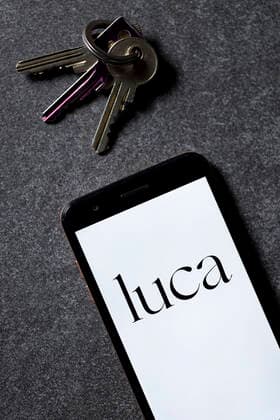 Das Logo der App Luca wird auf einem Handy angezeigt. Die Corona-App steht in Konkurrenz zur Corona-Warn-App und wurde unter anderem durch den Fanta 4 Sänger Smudo mitentwickelt. Die Luca-App soll schnelle und lückenlose Kontaktnachverfolgung im Austausch mit den Gesundheitsämtern ermöglichen. (Themenbild, Symbolbild) Foto:xC.xHardtx xFuturexImage