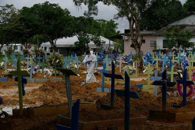 MANAUS, AM - 04.03.2021: ENTERRO DE COVID19 EM MANAUS - Burial of Covid-19 at the Nossa Senhora Aparecida Cemetery in Manaus (AM), this Thursday morning (4). According to the daily bulletin of the Health Surveillance Foundation of Amazonas (FVS-AM), 75 deaths were confirmed by Covid-19, 22 of which occurred on 02 03 and 53 deaths were terminated due to clinical, imaging, clinical-epidemiological criteria or laboratory, raising the total number of deaths in Amazonas to 11,087. In the photo, an undertaker walks near the graves of the victims of Covid-19. x2038926x  SandroxPereira