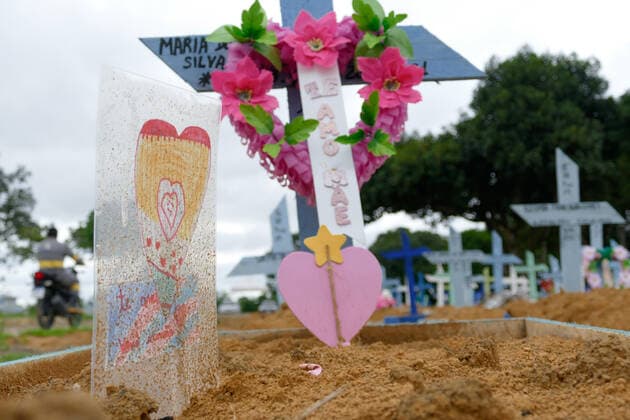 MANAUS, AM - 04.03.2021: ENTERRO DE COVID19 EM MANAUS - Burial of Covid-19 at the Nossa Senhora Aparecida Cemetery in Manaus (AM), this Thursday morning (4). According to the daily bulletin of the Health Surveillance Foundation of Amazonas (FVS-AM), 75 deaths were confirmed by Covid-19, 22 of which occurred on 02 03 and 53 deaths were terminated due to clinical, imaging, clinical-epidemiological criteria or laboratory, raising the total number of deaths in Amazonas to 11,087. x2038950x  SandroxPereira