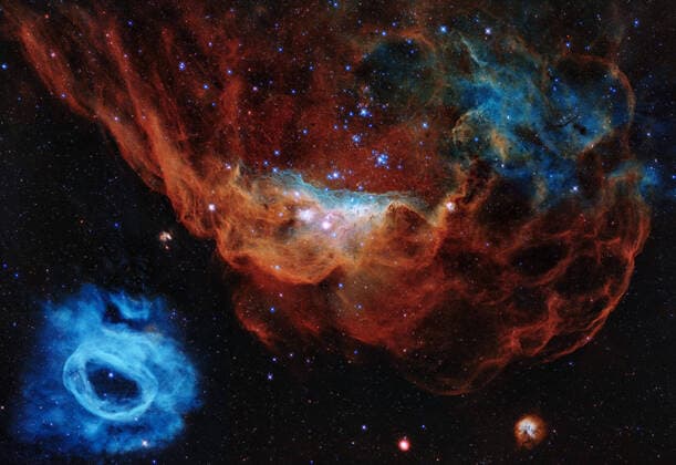 Bilder des Jahres 2021, News 03 März News Themen der Woche KW09 News Bilder des Tages March 4, 2021, Space: This Hubble image shows how young, energetic, massive stars illuminate and sculpt their birthplace with powerful winds and searing ultraviolet radiation. In this Hubble portrait, the giant red nebula NGC 2014 and its smaller blue neighbor NGC 2020 are part of a vast star-forming region in the Large Magellanic Cloud, a satellite galaxy of the Milky Way, located 163,000 light-years away. The image is nicknamed the Cosmic Reef because it resembles an undersea world. The image, taken by Hubble s Wide Field Camera 3 commemorates the Earth-orbiting observatory s 30 years in space. Space - ZUMAz03_ 20210304_sha_z03_699 Copyright: xSTScI NASAx