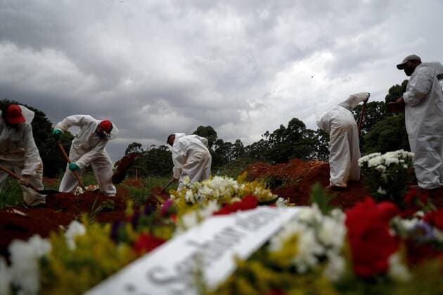 People are in charge of carrying out the burial of a victim of covid-19 today at the Viola Formosa cemetery in Sao Paulo, Brazil 4 March 2021. Brazil, one of the countries most affected by the pandemic in the world, registered 1,699 deaths from covid-19 in the last 24 hours, which is equivalent to one death every 50 seconds, the Government reported on Thursday. One person dies every 50 seconds from covid-19 in Brazil !ACHTUNG: NUR REDAKTIONELLE NUTZUNG!  Copyright: xFernandoxBizerraxJrx AME9647 20210304-637504985803054678