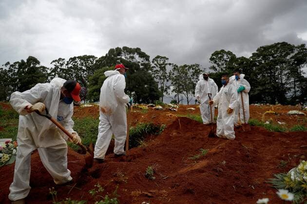 People are in charge of carrying out the burial of a victim of covid-19 today at the Viola Formosa cemetery in Sao Paulo, Brazil 4 March 2021. Brazil, one of the countries most affected by the pandemic in the world, registered 1,699 deaths from covid-19 in the last 24 hours, which is equivalent to one death every 50 seconds, the Government reported on Thursday. One person dies every 50 seconds from covid-19 in Brazil !ACHTUNG: NUR REDAKTIONELLE NUTZUNG!  Copyright: xFernandoxBizerraxJrx AME9648 20210304-637504985817273600