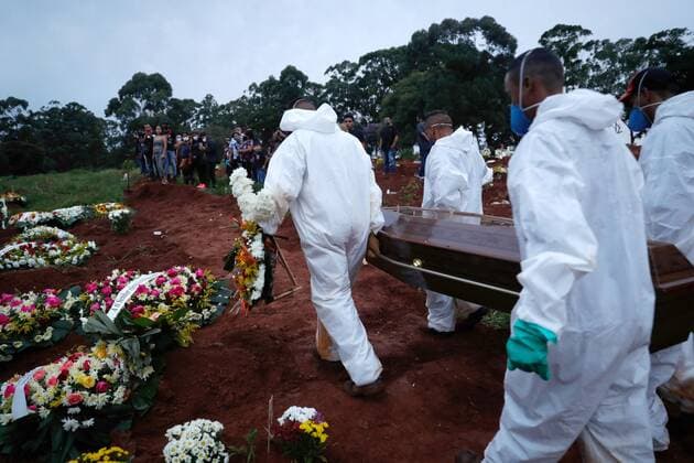 People are in charge of carrying out the burial of a victim of covid-19 today at the Viola Formosa cemetery in Sao Paulo, Brazil 4 March 2021. Brazil, one of the countries most affected by the pandemic in the world, registered 1,699 deaths from covid-19 in the last 24 hours, which is equivalent to one death every 50 seconds, the Government reported on Thursday. One person dies every 50 seconds from covid-19 in Brazil !ACHTUNG: NUR REDAKTIONELLE NUTZUNG!  Copyright: xFernandoxBizerraxJrx AME9654 20210304-637504985831494175