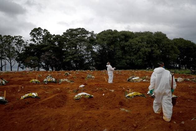 People walk after finishing the burial of a Covid-19 victim today at the Viola Formosa cemetery in Sao Paulo, Brazil 4 March 2021. Brazil, one of the countries most affected by the pandemic in the world, registered 1,699 deaths from covid-19 in the last 24 hours, which is equivalent to one death every 50 seconds, the Government reported on Thursday. One person dies every 50 seconds from covid-19 in Brazil !ACHTUNG: NUR REDAKTIONELLE NUTZUNG!  Copyright: xFernandoxBizerraxJrx AME9652 20210304-637504986446466716