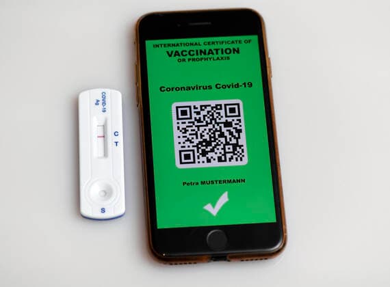 05.03.2021, Impfen, Symbolbild, ein Impfpass in digitaler Form auf dem Smartphone iPhone. EIn COVID-19 Antigen-Testkit (Schnelltest) zum Eigentest im Privat-Einsatz liegt dabei. 05.03.2021, Impfen Symbolbild: Digitaler Impfpass und Corona-Schnelltest 05.03.2021, Impfen Symbolbild: Digitaler Impfpass und Corona-Schnelltest