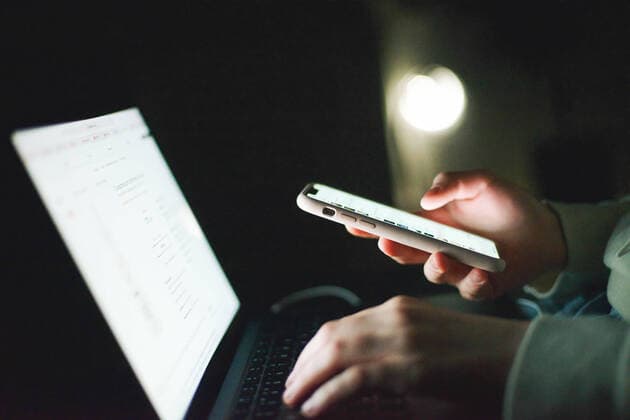 Anonymous woman working on laptop at night CR_INCH210304-668934-01 ,model released, Symbolfoto