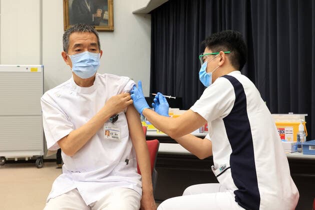 March 5, 2021, Tokyo, Tokyo, Japan: Tokyo Metropolitan Cancer and Infectious Center Komagome Hospital president Terumi Kamisawa (L) receives a dose of COVID-19 vaccine at the hospital in Tokyo on March 5, 2021. Japanese government will extend the COVID-19 state of emergency for two weeks. Tokyo Japan - ZUMAz114 20210305_zih_z114_001 Copyright: xPOOLx