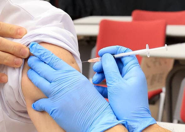 March 5, 2021, Tokyo, Tokyo, Japan: A medical worker receives a dose of COVID-19 vaccine at the Tokyo Metropolitan Cancer and Infectious Diseases Center Komagome Hospital in Tokyo on March 5, 2021. Japanese government will extend the COVID-19 state of emergency for two weeks. Tokyo Japan - ZUMAz114 20210305_zih_z114_008 Copyright: xPOOLx