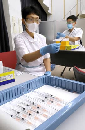 March 5, 2021, Tokyo, Tokyo, Japan: Medcal staffs prepare syringes with COVID-19 as medical workers receive doses of COVID-19 vaccine at the Tokyo Metropolitan Cancer and Infectious Diseases Center Komagome Hospital in Tokyo on March 5, 2021. Japanese government will extend the COVID-19 state of emergency for two weeks. Tokyo Japan - ZUMAz114 20210305_zih_z114_012 Copyright: xPOOLx