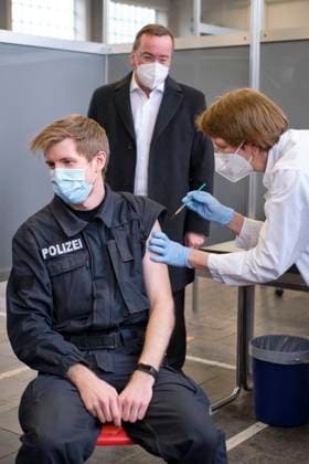 Boris Pistorius beim Start der Impfungen fuÌˆr Einsatzkräfte aus den geschlossenen Einsatzeinheiten der Zentralen Polizeidirektion Niedersachsen (ZPD) in der Tannenbergallee. Hannover, 04.03.2021 *** Boris Pistorius at the start of the vaccinations fuÌˆr Einsatzkräfte from the closed units of the Central Police Directorate of Lower Saxony ZPD in the Tannenbergallee Hanover, 04 03 2021 Foto:xU.xStammx xFuturexImage