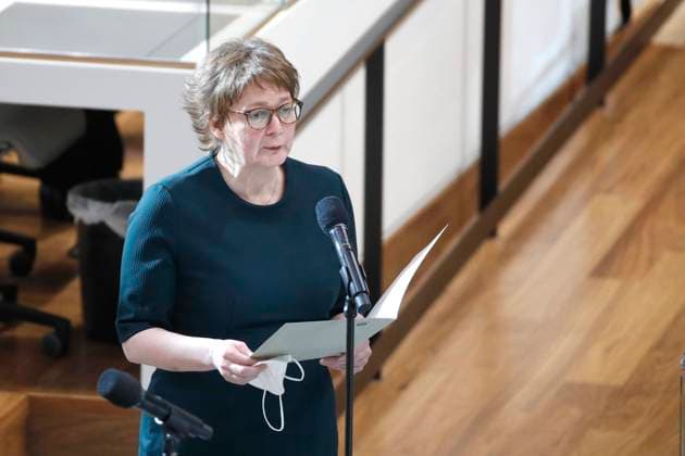 News Bilder des Tages 05.03.2021, Niedersaechsischer Landtag, Hannover, Ausserplanmaessige Plenarsitzung. Vereidigung der neuen Ministerin fuer Gesundheit und Soziales, sowie die weitere Bewaeltigung der anhaltenden COVID-19-Pandemie und moegliche Oeffnungsperspektiven im Zusammenhang mit COVID-19, im Bild Die zukuenftige neue Ministerin fuer Gesundheit und Soziales, Daniela Behrens, bei ihrer Vereidigung Niedersaechsischer Landtag - Sondersitzung *** 05 03 2021, Lower Saxony Parliament, Hanover, Extraordinary Plenary Session Swearing-in of the new Minister for Health and Social Affairs, as well as the further management of the ongoing COVID 19 pandemic and possible opening perspectives in connection with COVID 19, in picture The future new Minister for Health a