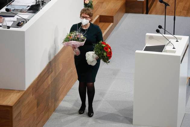 05.03.2021, Niedersaechsischer Landtag, Hannover, Ausserplanmaessige Plenarsitzung. Vereidigung der neuen Ministerin fuer Gesundheit und Soziales, sowie die weitere Bewaeltigung der anhaltenden COVID-19-Pandemie und moegliche Oeffnungsperspektiven im Zusammenhang mit COVID-19, im Bild Daniela Behrens (SPD, Sozialministerin Niedersachsen) nach ihrer Vereidigung mit den Blumen auf dem Weg zur Ministerbank Niedersaechsischer Landtag - Sondersitzung *** 05 03 2021, Lower Saxony Parliament, Hanover, unscheduled plenary session swearing in of the new Minister for Health and Social Affairs, as well as the further management of the ongoing COVID 19 pandemic and possible opening perspectives in connection with COVID 19, in the picture Daniela Behren
