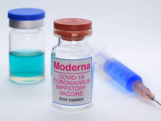 Symbolbild Coronaserum-Impfstoffdose mit Spritze Corona-Impfstoff *** Symbol image Coronaserum vaccine can with syringe Corona vaccine