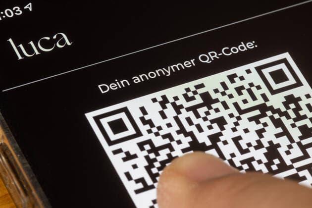 App Luca zur Kontaktnachverfolgung Ein Smartphone zeigt den anonymen QR-Code der App Luca an, die die bisher praktizierte Zettelllösung zur Kontaktnachverfolgung bei Restaurantbesuchen oder auf Veranstaltungen und Konzerten überflüssig machen soll. Luca soll mit Gesundheitsämtern kooperieren und die bisherige Corona-Warn-App ergänzen. Ilmenau Thüringen DEUTSCHLAND