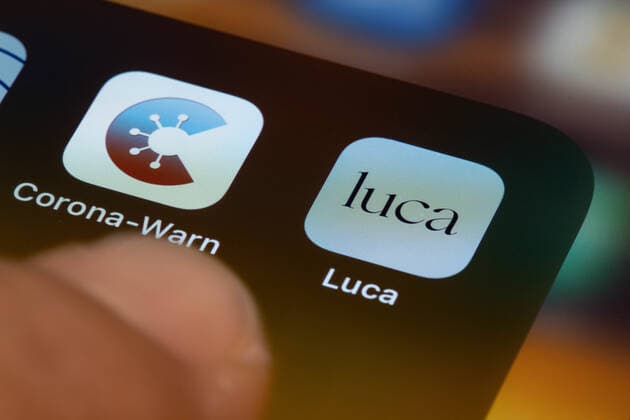 App Luca zur Kontaktnachverfolgung Ein Smartphone zeigt die App Luca neben der bisherigen Corona-Warn-App an, die die bisher praktizierte Zettelllösung zur Kontaktnachverfolgung bei Restaurantbesuchen oder auf Veranstaltungen und Konzerten überflüssig machen soll. Luca soll mit Gesundheitsämtern kooperieren und die bisherige Corona-Warn-App ergänzen. Ilmenau Thüringen DEUTSCHLAND