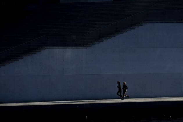 IMAGO Creative: Städte im Wandel Zwei Jogger zeichnen sich ab bei Sonnenschein am Spreebogen im Regierungsviertel in Berlin, 05.03.2021. Berlin Deutschland *** Two joggers stand out in the sunshine at the Spreebogen in the government quarter in Berlin, 05 03 2021 Berlin Germany Copyright: xFlorianxGaertner photothek.dex