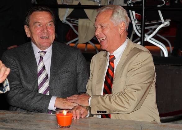 Uwe-Karsten Heye mit Gerhard Schroeder beim Vorwaerts Sommerfest der SPD in der Kulturbrauerei in in Berlin. *** Uwe Karsten Heye with Gerhard Schroeder at the SPDs Vorwaerts summer festival in the Kulturbrauerei in Berlin Copyright: xEventpressxHerrmannx
