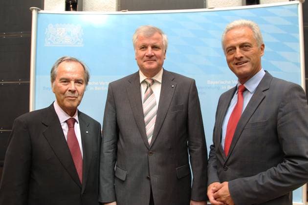 Prof. Dieter Stolte, Horst Seehofer und Peter Ramsauer Berliner Rede des Bayerischen Ministerpraesidenten Horst Seehofer Berlin und wir - Was wir von der Hauptstadt erwarten in der Bayerischen Landesvertretung in Berlin *** Prof Dieter Stolte, Horst Seehofer and Peter Ramsauer Berlin Speech by Bavarian State Premier Horst Seehofer Berlin and Us What We Expect from the Capital at the Bavarian State Representation in Berlin Copyright: xEventpressxHerrmannx
