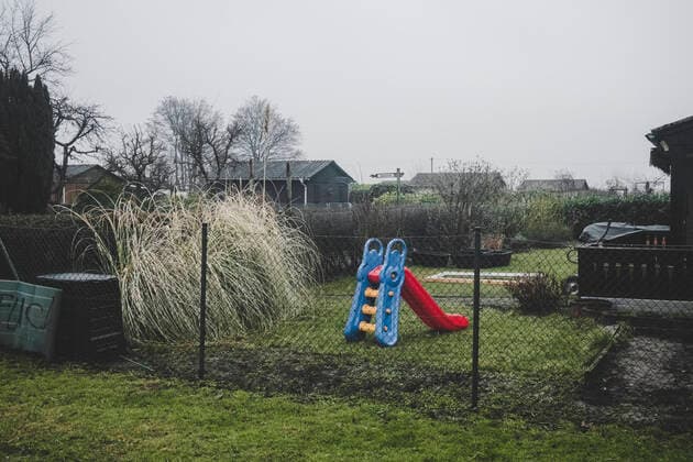 Moody Landscape and more Köln, 04.03.2021: Winterliche Stimmung Anfang März; bunte Kinderrutsche in einem Schrebergarten einer Gartensiedlung. *** Moody Landscape and more Cologne, 04 03 2021 Winter atmosphere at the beginning of March colourful childrens slide in an allotment garden of a garden settlement
