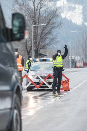 Bad Hofgastein 05.03.2021, Bad Hofgastein, AUT, Coronavirus in Österreich, Bad Hofgastein Ausreisetestpflicht, im Bild ein Polizist bei einem Ausreisetest-Checkpoint auf der B 167 Gasteiner Straße. Die Pongauer Gemeinde Bad Hofgastein darf wegen einer hohen Zahl von Corona-Neuinfektionen und hoher Inzidenzzahlen ab 5. März 2021 für vorerst 14 Tage nur noch mit einem negativen Corona-Test, der nicht älter als 48 Stunden ist, verlassen werden. Police control at a checkpoint on the B 167 Gasteiner Straße. Due to a high number of new corona infections and high incidence figures, the Pongau community of Bad Hofgastein may only be left with a negative corona test that is not older than 48 hours for 14 days from March 5, 2021. Bad Hofgast  EP_mhu