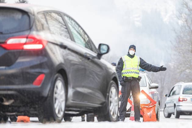 Bad Hofgastein 05.03.2021, Bad Hofgastein, AUT, Coronavirus in Österreich, Bad Hofgastein Ausreisetestpflicht, im Bild ein Polizist bei einem Ausreisetest-Checkpoint auf der B 167 Gasteiner Straße. Die Pongauer Gemeinde Bad Hofgastein darf wegen einer hohen Zahl von Corona-Neuinfektionen und hoher Inzidenzzahlen ab 5. März 2021 für vorerst 14 Tage nur noch mit einem negativen Corona-Test, der nicht älter als 48 Stunden ist, verlassen werden. Police control at a checkpoint on the B 167 Gasteiner Straße. Due to a high number of new corona infections and high incidence figures, the Pongau community of Bad Hofgastein may only be left with a negative corona test that is not older than 48 hours for 14 days from March 5, 2021. Bad Hofgast  EP_mhu