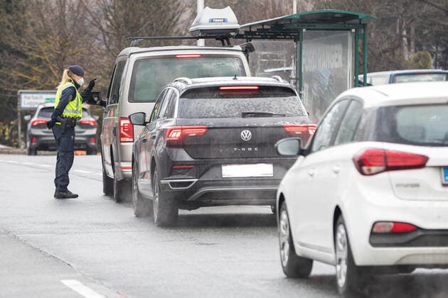 Bad Hofgastein 05.03.2021, Bad Hofgastein, AUT, Coronavirus in Österreich, Bad Hofgastein Ausreisetestpflicht, im Bild eine Polizistin bei einem Ausreisetest-Checkpoint auf der B 167 Gasteiner Straße. Die Pongauer Gemeinde Bad Hofgastein darf wegen einer hohen Zahl von Corona-Neuinfektionen und hoher Inzidenzzahlen ab 5. März 2021 für vorerst 14 Tage nur noch mit einem negativen Corona-Test, der nicht älter als 48 Stunden ist, verlassen werden. Police control at a checkpoint on the B 167 Gasteiner Straße. Due to a high number of new corona infections and high incidence figures, the Pongau community of Bad Hofgastein may only be left with a negative corona test that is not older than 48 hours for 14 days from March 5, 2021. Bad Hofg  EP_mhu