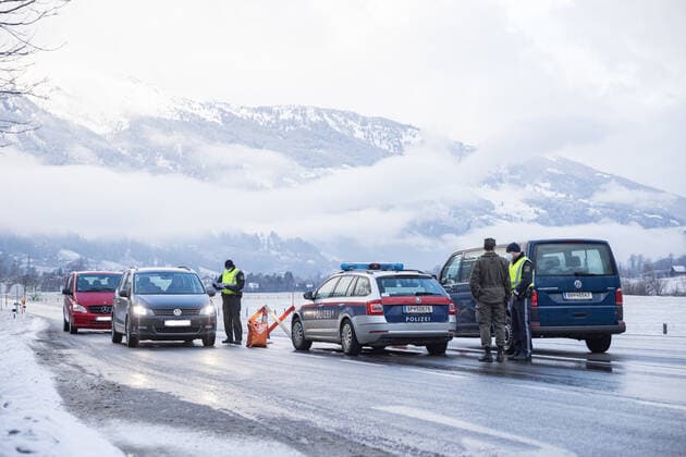 Bad Hofgastein 05.03.2021, Bad Hofgastein, AUT, Coronavirus in Österreich, Bad Hofgastein Ausreisetestpflicht, im Bild Polizisten und Bundesheer-Soldaten bei einem Ausreisetest-Checkpoint auf der B 167 Gasteiner Straße. Die Pongauer Gemeinde Bad Hofgastein darf wegen einer hohen Zahl von Corona-Neuinfektionen und hoher Inzidenzzahlen ab 5. März 2021 für vorerst 14 Tage nur noch mit einem negativen Corona-Test, der nicht älter als 48 Stunden ist, verlassen werden. Police control at a checkpoint on the B 167 Gasteiner Straße. Due to a high number of new corona infections and high incidence figures, the Pongau community of Bad Hofgastein may only be left with a negative corona test that is not older than 48 hours for 14 days from Marc  EP_mhu