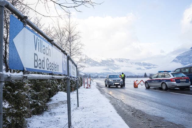 Bad Hofgastein 05.03.2021, Bad Hofgastein, AUT, Coronavirus in Österreich, Bad Hofgastein Ausreisetestpflicht, im Bild ein Polizist bei einem Ausreisetest-Checkpoint auf der B 167 Gasteiner Straße. Die Pongauer Gemeinde Bad Hofgastein darf wegen einer hohen Zahl von Corona-Neuinfektionen und hoher Inzidenzzahlen ab 5. März 2021 für vorerst 14 Tage nur noch mit einem negativen Corona-Test, der nicht älter als 48 Stunden ist, verlassen werden. Police control at a checkpoint on the B 167 Gasteiner Straße. Due to a high number of new corona infections and high incidence figures, the Pongau community of Bad Hofgastein may only be left with a negative corona test that is not older than 48 hours for 14 days from March 5, 2021. Bad Hofgast  EP_mhu