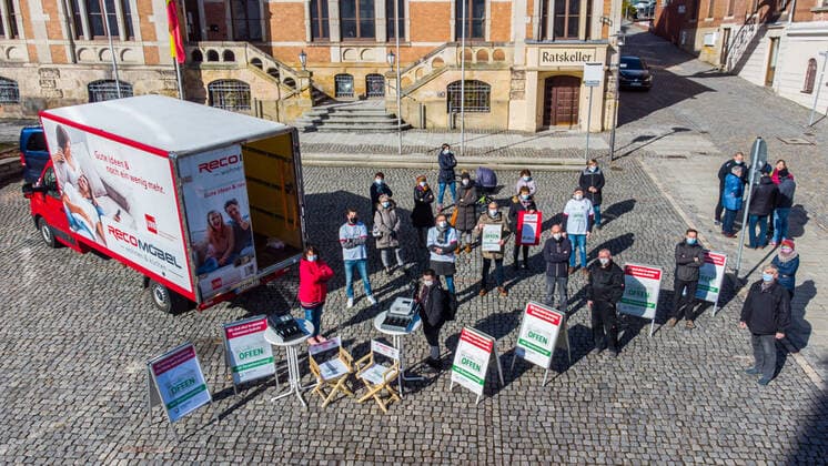2021.03.05 Markt Stollberg - Kundgebung von Händlern auf dem Markt Stollberg - Am Freitag, dem 05.03.21, fand von 10 bis 11 Uhr auf dem Stollberger Markt ein zweiter stiller Protest statt, organisiert vom Gewerbeverein Stollberg. Insgesamt nahmen rund 40 Händler, Gewerbetreibende und Kunden daran teil. Zur ersten Demonstration in der vergangenen Woche waren es 30 Teilnehmer. Marco Pfitzner, Inhaber von Reco Möbel in Stollberg, sagt: Der neue Beschluss am Mittwoch seitens der Bundesregierung ändert für viele Händler nichts, da der Inzidenzwert im Erzgebirge wieder über 100 ist. Somit müssen die Läden weiterhin geschlossen vleiben. Mittlerweile ist die Situation nicht mehr zu ertragen, dass wir trotz guter Hygienemaßnahmen weiterhi
