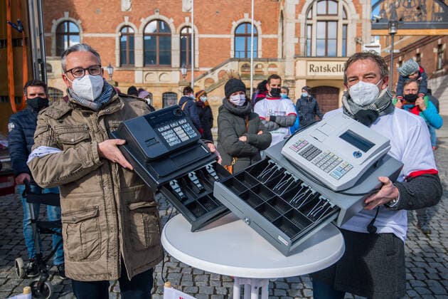 2021.03.05 Markt Stollberg - Kundgebung von Händlern auf dem Markt Stollberg - Am Freitag, dem 05.03.21, fand von 10 bis 11 Uhr auf dem Stollberger Markt ein zweiter stiller Protest statt, organisiert vom Gewerbeverein Stollberg. Insgesamt nahmen rund 40 Händler, Gewerbetreibende und Kunden daran teil. Zur ersten Demonstration in der vergangenen Woche waren es 30 Teilnehmer. Marco Pfitzner, Inhaber von Reco Möbel in Stollberg, sagt: Der neue Beschluss am Mittwoch seitens der Bundesregierung ändert für viele Händler nichts, da der Inzidenzwert im Erzgebirge wieder über 100 ist. Somit müssen die Läden weiterhin geschlossen vleiben. Mittlerweile ist die Situation nicht mehr zu ertragen, dass wir trotz guter Hygienemaßnahmen weiterhi