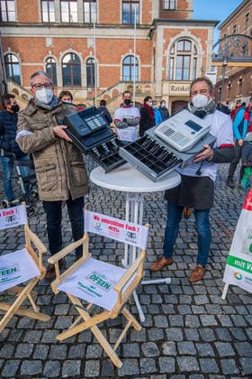 2021.03.05 Markt Stollberg - Kundgebung von Händlern auf dem Markt Stollberg - Am Freitag, dem 05.03.21, fand von 10 bis 11 Uhr auf dem Stollberger Markt ein zweiter stiller Protest statt, organisiert vom Gewerbeverein Stollberg. Insgesamt nahmen rund 40 Händler, Gewerbetreibende und Kunden daran teil. Zur ersten Demonstration in der vergangenen Woche waren es 30 Teilnehmer. Marco Pfitzner, Inhaber von Reco Möbel in Stollberg, sagt: Der neue Beschluss am Mittwoch seitens der Bundesregierung ändert für viele Händler nichts, da der Inzidenzwert im Erzgebirge wieder über 100 ist. Somit müssen die Läden weiterhin geschlossen vleiben. Mittlerweile ist die Situation nicht mehr zu ertragen, dass wir trotz guter Hygienemaßnahmen weiterhi