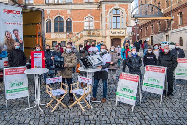 2021.03.05 Markt Stollberg - Kundgebung von Händlern auf dem Markt Stollberg - Am Freitag, dem 05.03.21, fand von 10 bis 11 Uhr auf dem Stollberger Markt ein zweiter stiller Protest statt, organisiert vom Gewerbeverein Stollberg. Insgesamt nahmen rund 40 Händler, Gewerbetreibende und Kunden daran teil. Zur ersten Demonstration in der vergangenen Woche waren es 30 Teilnehmer. Marco Pfitzner, Inhaber von Reco Möbel in Stollberg, sagt: Der neue Beschluss am Mittwoch seitens der Bundesregierung ändert für viele Händler nichts, da der Inzidenzwert im Erzgebirge wieder über 100 ist. Somit müssen die Läden weiterhin geschlossen vleiben. Mittlerweile ist die Situation nicht mehr zu ertragen, dass wir trotz guter Hygienemaßnahmen weiterhi