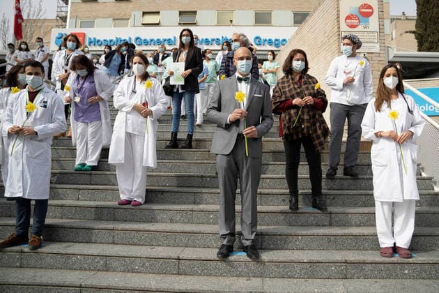 March 5, 2021, Madrid, Spain: Healthcare professionals pose with flowers during a gathering at the Gregoria Maranon Hospital to commemorate people who lost their lives due to the new coronavirus (Covid-19) pandemic in Madrid, Spain. Madrid Spain - ZUMAs197 20210305_zaa_s197_037 Copyright: xOscarxFuentesx