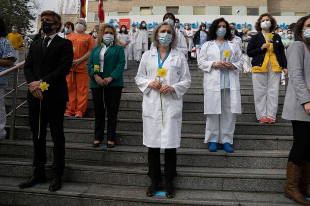 March 5, 2021, Madrid, Spain: Healthcare professionals pose with flowers during a gathering at the Gregoria Maranon Hospital to commemorate people who lost their lives due to the new coronavirus (Covid-19) pandemic in Madrid, Spain. Madrid Spain - ZUMAs197 20210305_zaa_s197_038 Copyright: xOscarxFuentesx