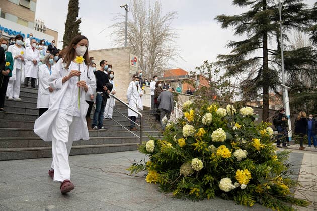 March 5, 2021, Madrid, Spain: A health professional carrying a flower during a gathering at the Gregoria Maranon Hospital to commemorate people who lost their lives due to the new coronavirus (Covid-19) pandemic in Madrid, Spain. Madrid Spain - ZUMAs197 20210305_zaa_s197_044 Copyright: xOscarxFuentesx
