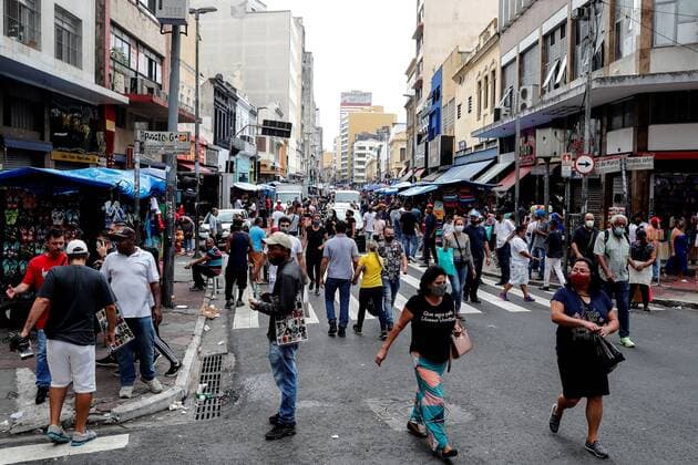 Dozens of people walk on a busy commercial street in the center of Sao Paulo, Brazil, 05 March 2021. The governorate of Sao Paulo, the most populous state in Brazil and one of the most affected by the pandemic, announced this Wednesday the closure of all businesses, except those of first necessity, starting on Saturday for two weeks, due to the serious rebound. of COVID-19 cases and deaths. Government of Sao Paulo announces closures to stop the advance of COVID-19 !ACHTUNG: NUR REDAKTIONELLE NUTZUNG!  Copyright: xSebastiaoxMoreirax AME9781 20210305-637505663829441911