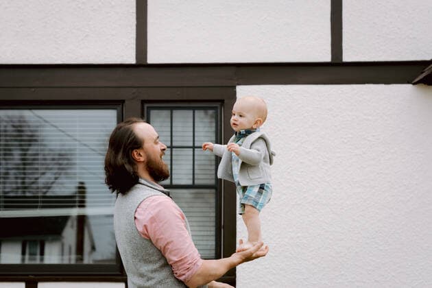 IMAGO Creative: Vaterschaft Fun dad playing with baby son in front yard in spring Bridgeport, CT, United States CR_CATO210305B-670806-01 ,model released, Symbolfoto