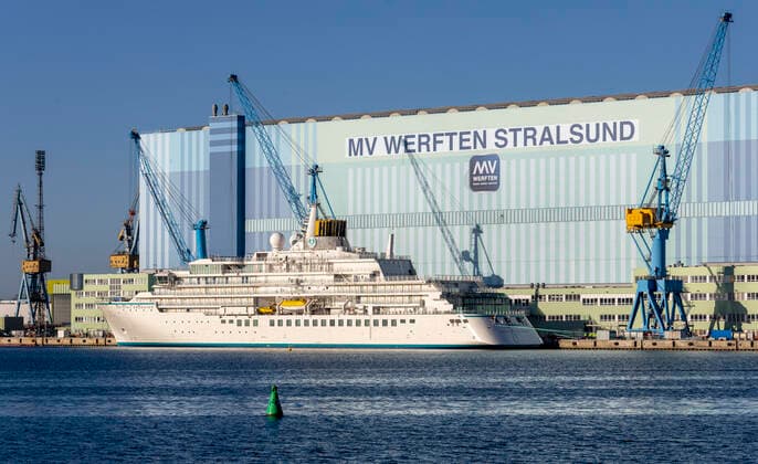 News Bilder des Tages Probefahrt des Kreuzfahrtschiffs Crystal Endeavor Die Expeditionsyacht Crystal Endeavor wird an der Pier der MV-Werften Stralsund GmbH auf die erste Probefahrt vorbereitet. Das Kreuzfahrtschiff ist erste Schiffsneubau fuer die Reederei Crystal Cruises, einem Unternehmen des Tourismuskonzerns Genting Hong Kong. Stralsund Mecklenburg-Vorpommern Deutschland