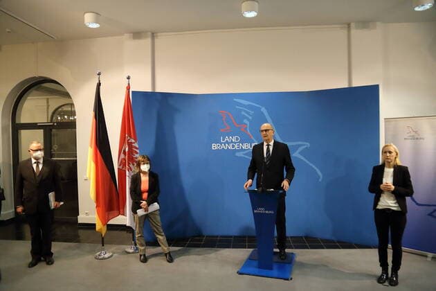 Innenminister Michael Stübgen (CDU), Gesundheitsministerin Ursula Nonnemacher (Bündnis 90 Die Grünen), Ministerpräsident Dietmar Woidke (SPD) und Gebärdensprachdolmetscherin Nadine Lehmann, v.l., während einer Pressekonferenz zu geplanten Lockerungen der Maßnahmen gegen die Ausbreitung des Coronavirus, Staatskanzlei, Potsdam, 5. März 2021. Brandenburg Coronavirus PK
