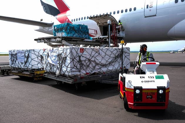 News Themen der Woche KW09 News Bilder des Tages (210306) -- ENTEBBE, March 6, 2021 -- Photo taken on March 5, 2021 shows AstraZeneca-Oxford vaccines from COVAX vaccine sharing program being unloaded from a plane at Entebbe International Airport, Uganda. Uganda on Friday received the first batch of COVID-19 vaccines from COVAX facility. (Photo by Xinhua) UGANDA-ENTEBBE-COVAX-COVID-19 VACCINES-ARRIVAL HajarahxNalwadda 