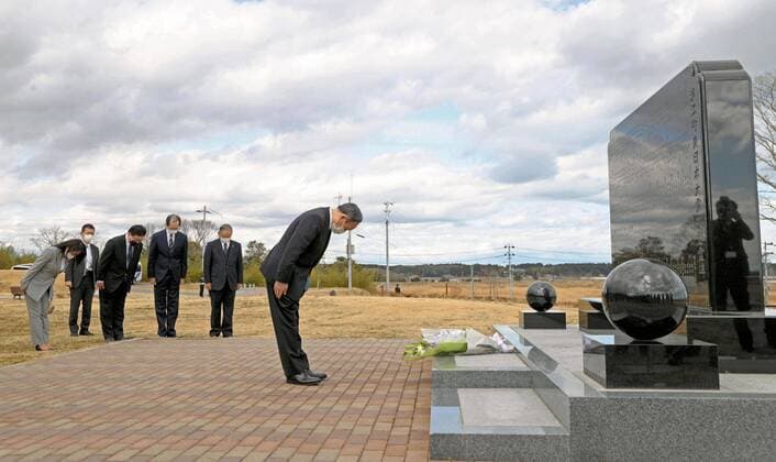 Bilder des Jahres 2021, News 03 März News Themen der Woche KW09 News Bilder des Tages Japan PM Suga in nuke crisis-hit Fukushima town Japanese Prime Minister Yoshihide Suga (R) bows in front of a monument dedicated to the victims of the March 11, 2011 Great East Japan Earthquake in Namie, a northeastern Japan town near the crippled Fukushima Daiichi nuclear power plant, on March 6, 2021, ahead of 10th anniversary of the disaster. (Pool photo) 