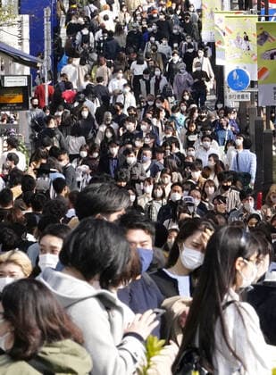Crowded Tokyo amid virus pandemic A shopping street in Tokyo s Omotesando area is crowded with people on March 6, 2021, a day after the Japanese government extended the COVID-19 state of emergency for Tokyo and three neighboring prefectures for two weeks. 