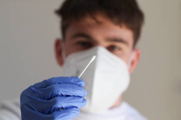 Freiburg Themenbild - Coronavirus, Covid, Nasenabstrich beim Doktor, Hausarzt in der Arztpraxis Themenbild - Coronavirus, Covid, Nasenabstrich beim Doktor, Hausarzt in der Arztpraxis Ein Doktor mit blauen Schutzhandschuhen führt bei einem Patienten ein PCR-Test, Nasalabstrich, Nasenabstrich, Coronaabstrich in einem Nasenloch, ein Corona Antigen Schnelltest durch. Symbolbild, Featurebild Copyright: xFleigx xEibner-Pressefotox EP_dfg