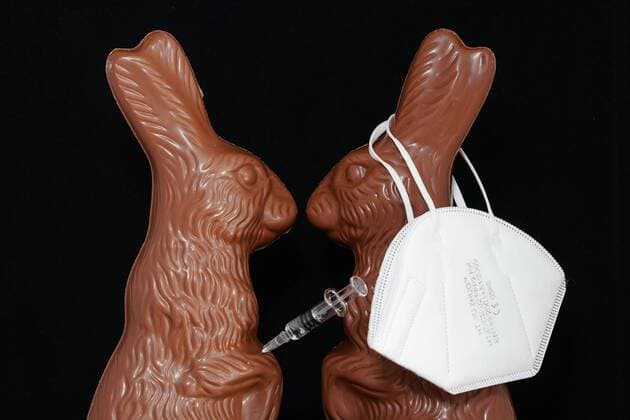 Osterfeier, Osterurlaub und Osterfreizeit wird in diesem Jahr von Corona begleitet sein. So mancher Osterhase kommt mit Schutz. Auch an Ostern ( Osterhase aus Schokolade ) wird Corona seine Spuren hinterlassen Osterfeier, Osterurlaub und Osterfreizeit wird in diesem Jahr von Corona begleitet sein. So mancher Osterhase kommt mit Schutz., Deutschland, Kuchen, Studio,06.03.2021