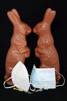Osterfeier, Osterurlaub und Osterfreizeit wird in diesem Jahr von Corona begleitet sein. So mancher Osterhase kommt mit Schutz. Auch an Ostern ( Osterhase aus Schokolade ) wird Corona seine Spuren hinterlassen Osterfeier, Osterurlaub und Osterfreizeit wird in diesem Jahr von Corona begleitet sein. So mancher Osterhase kommt mit Schutz., Deutschland, Kuchen, Studio,06.03.2021