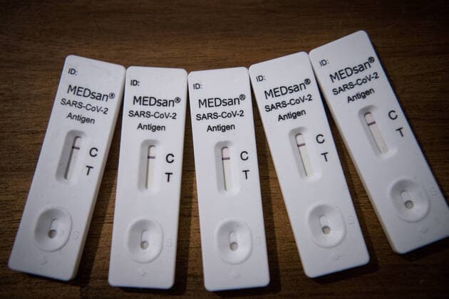 Antigen Schnelltests auf das Corona-Virus Sars CoV 2 von MEDsan werden für eine Fotoillustration gehalten. Foto: bildgehege SARS-CoV-2 Antigen Rapid Tests