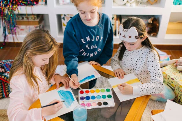 IMAGO Creative: Jahreszeit Winter, Fantasievoll drinnen spielen IMAGO Creative: NGO, Kunst im ?ffentlichen Raum und Kulturinitiativen Cute adorable girls sitting at table with sheets of paper and watercolor while drawing pictures together Copyright: xLightsyx Model Released