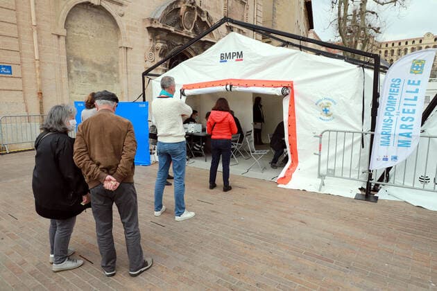 Vaccination center In Marseille. Marseille renforcement du dispositif de vaccination avec l installation d un centre place bargemon avec le soutien du bataillon de Marins pompiers de Marseille 265681 2021-03-06 Bouches du Rhone marseille France  Copyright: xRobertxPoulainx STAR_265681_004