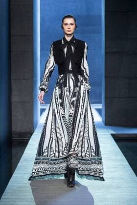 Bilder des Jahres 2021, Entertainment 03 März Entertainment Themen der Woche KW09 Entertainment Bilder des Tages (210307) -- PARIS, March 7, 2021 () -- A model presents a creation by Elie Saab during the Paris Fashion Week s Women Fall Winter 2021-2022 ready-to-wear fashion digital show in Paris, France, on March 6, 2021. () FRANCE-PARIS-FASHION WEEK-DIGITAL SHOW-ELIE SAAB xinhua 