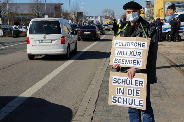 Kundgebung gegen die Coronamaßnahmen: Demonstranten äußern in der Industriestraße in Ludwigshafen mit einer genehmigten Schilderaktion ihre Kritik an der Coronapolitik